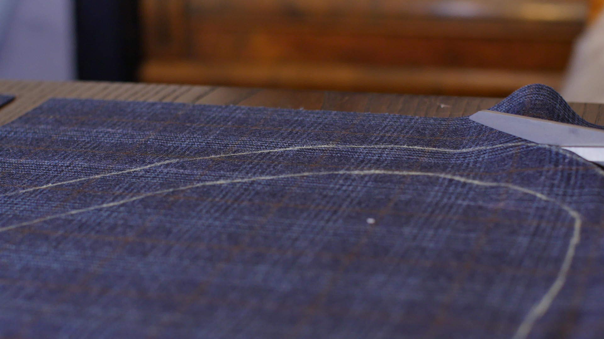 法国裁缝剪裁肩部奢华单品婚礼定制西装新娘剪裁视频的预览图