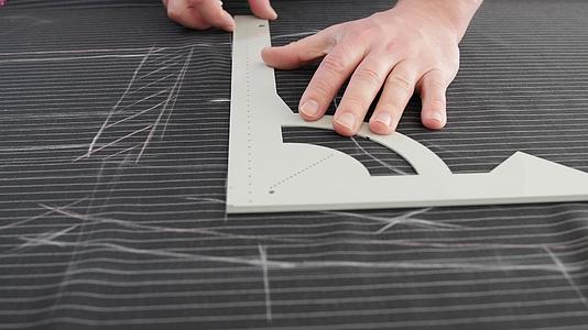 时装设计师或裁缝在工作室使用图案剪刀和缝纫机视频的预览图