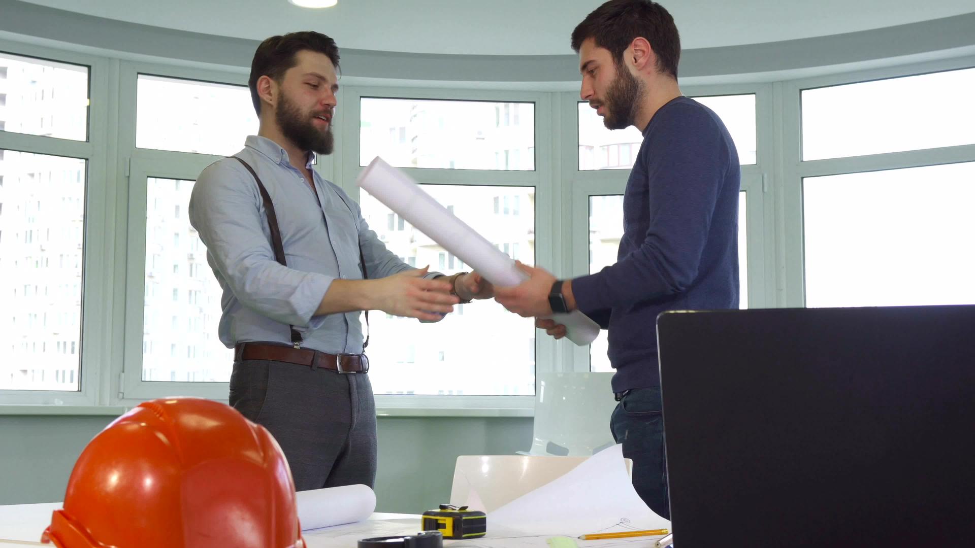 两个建筑师在办公室握手视频的预览图