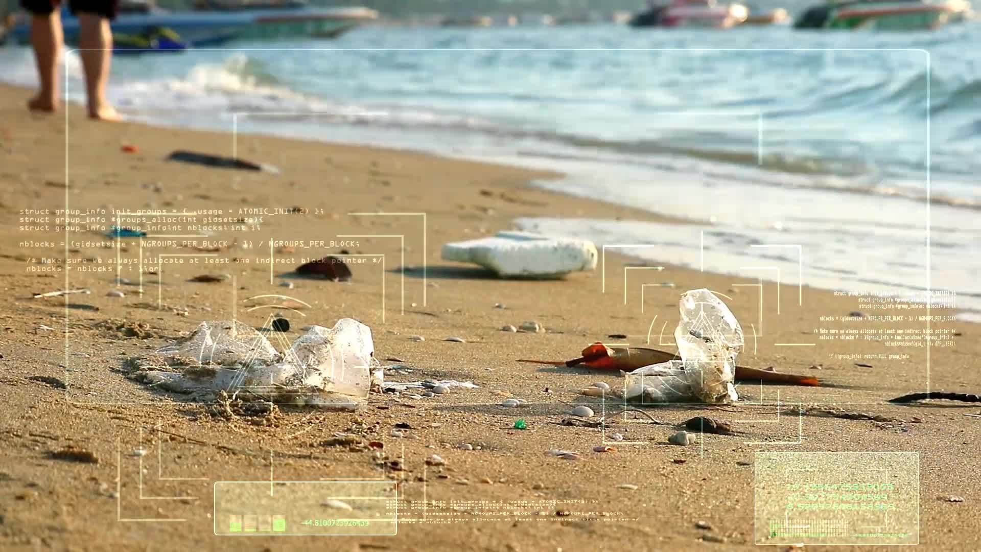 人们在沙滩上用塑料橡胶散步把垃圾留在沙滩上把它们留在海浪里视频的预览图