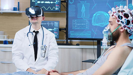 神经科学中心的医生戴着虚拟真人眼镜视频的预览图