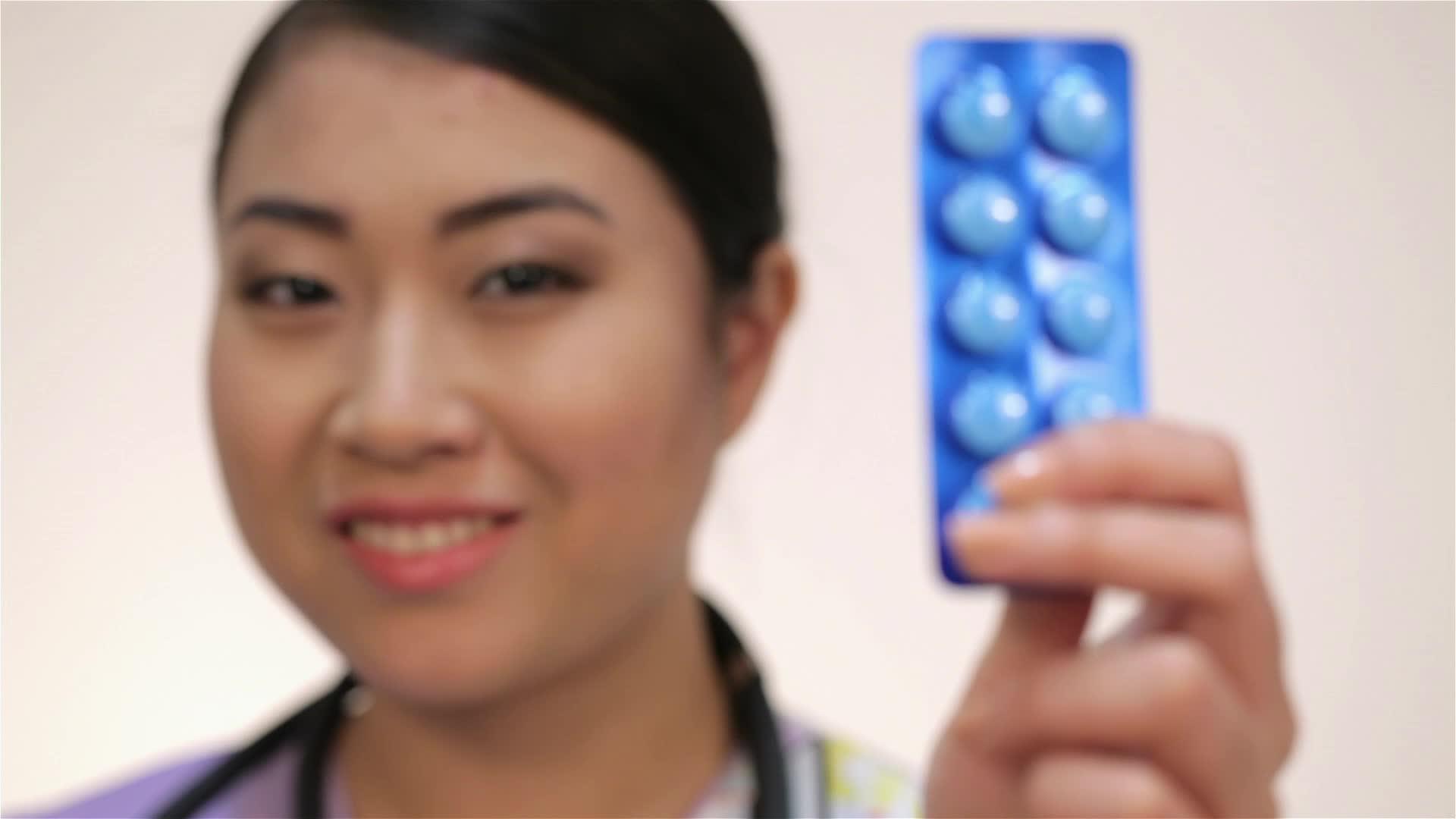 妇女护士配备药片板视频的预览图