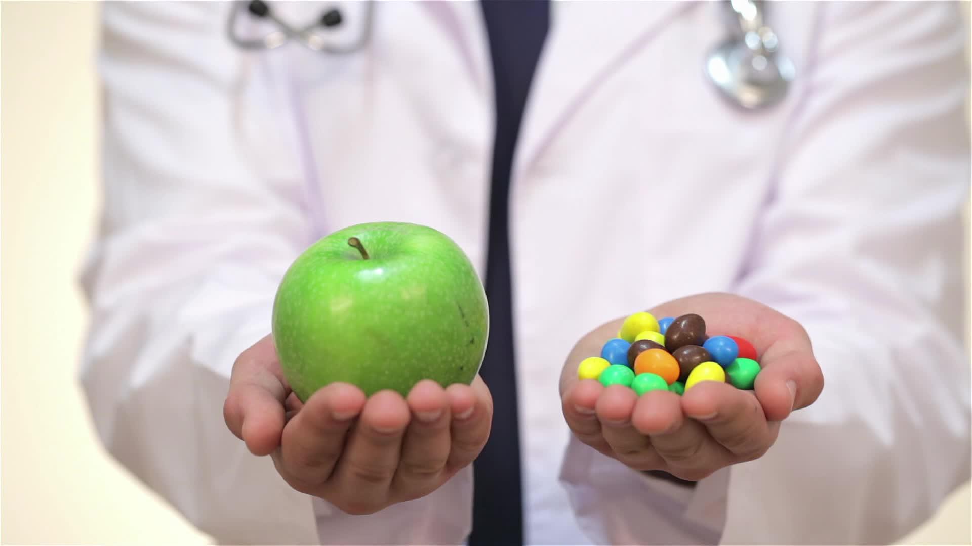 男医生用糖果和苹果和苹果视频的预览图