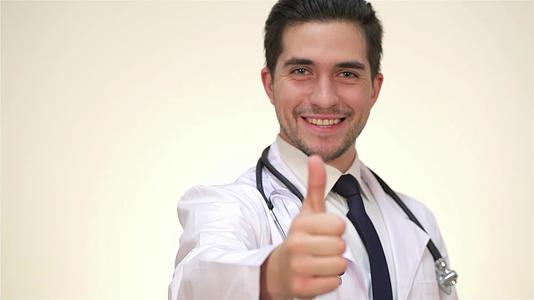 成功的医生向上显示拇指视频的预览图