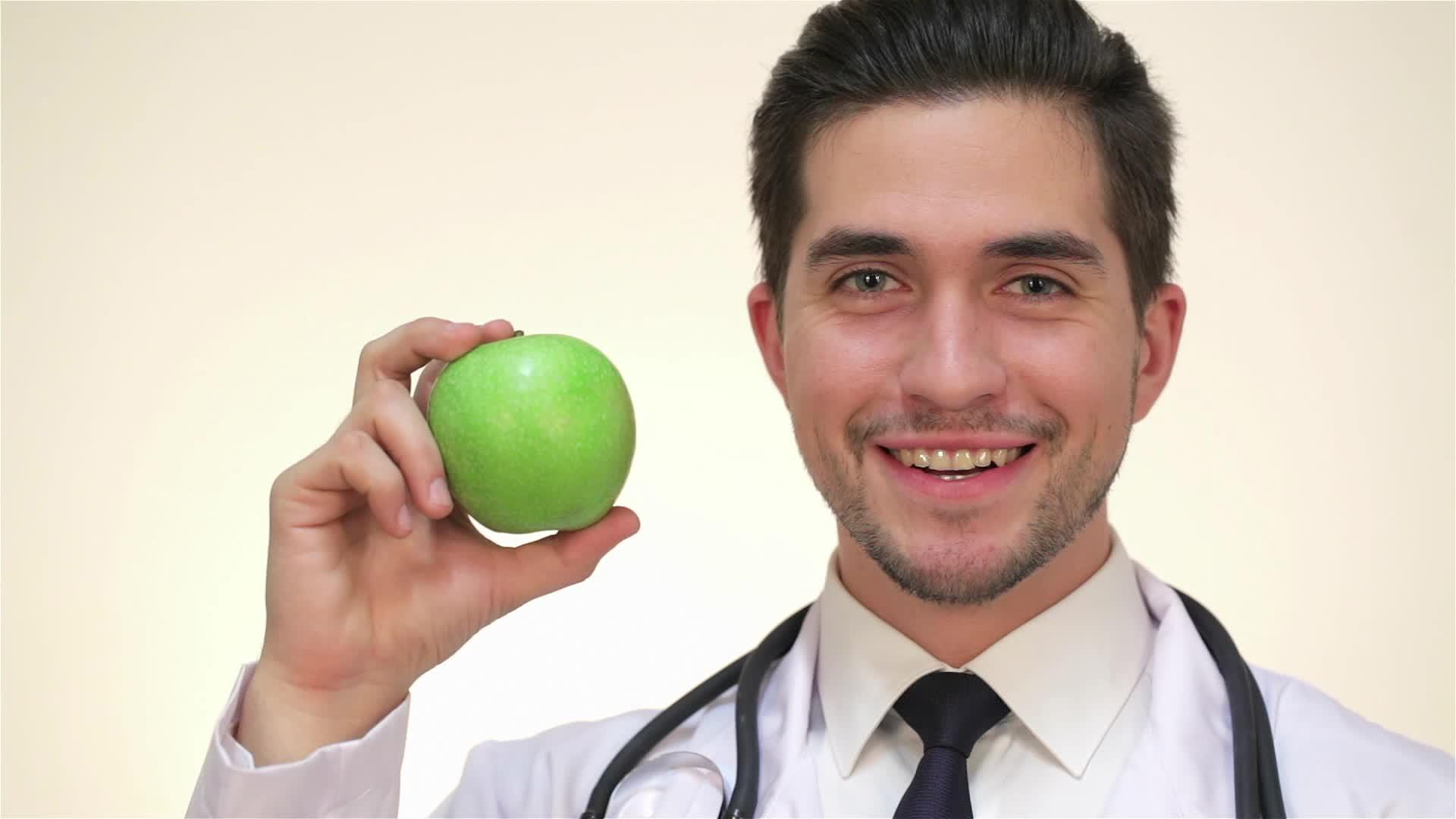 男医生带着绿苹果的微笑视频的预览图