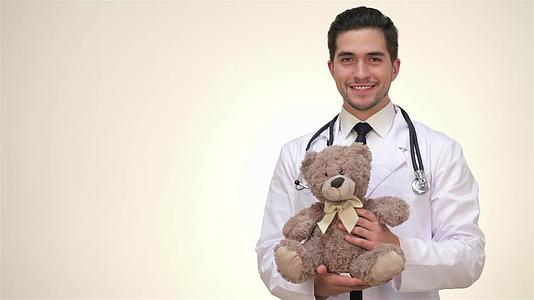 医生抱着一只泰迪熊的孩子视频的预览图