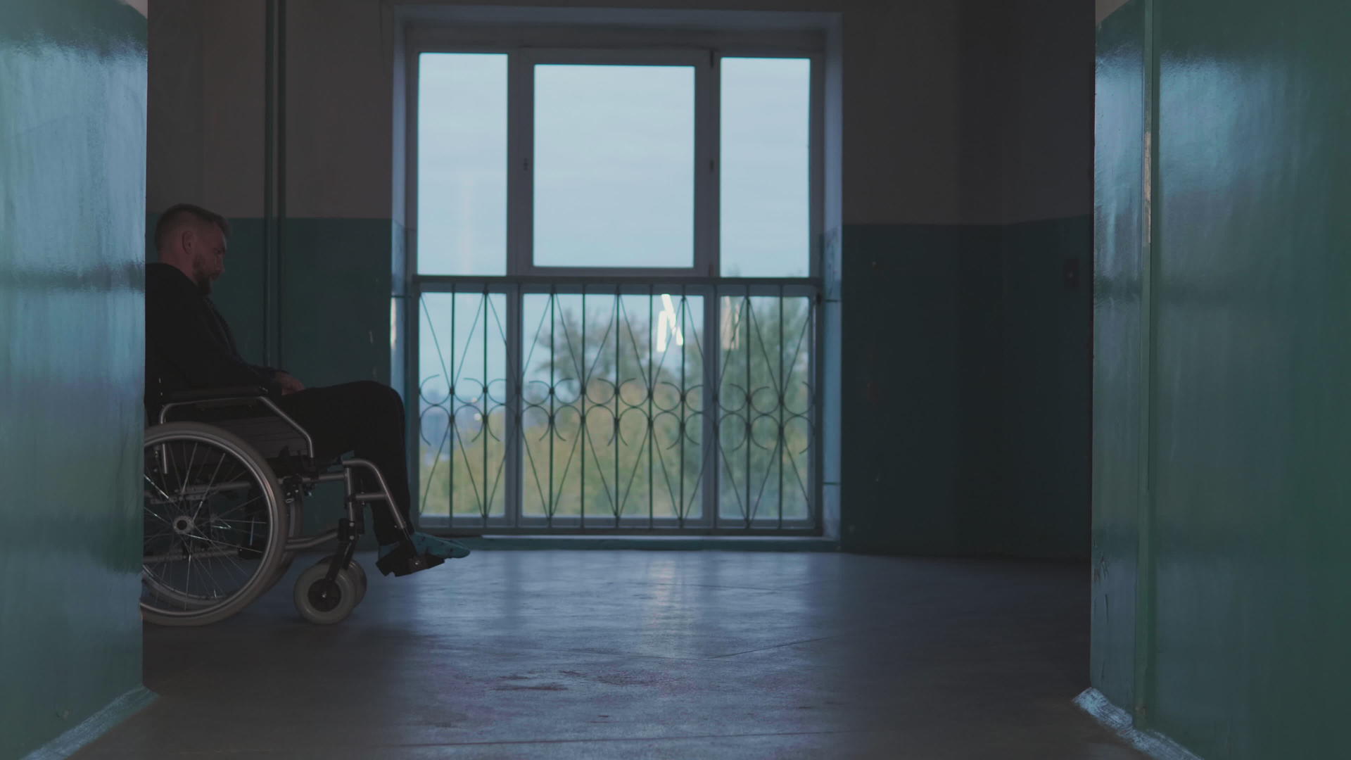 医生把病人推到轮椅上视频的预览图