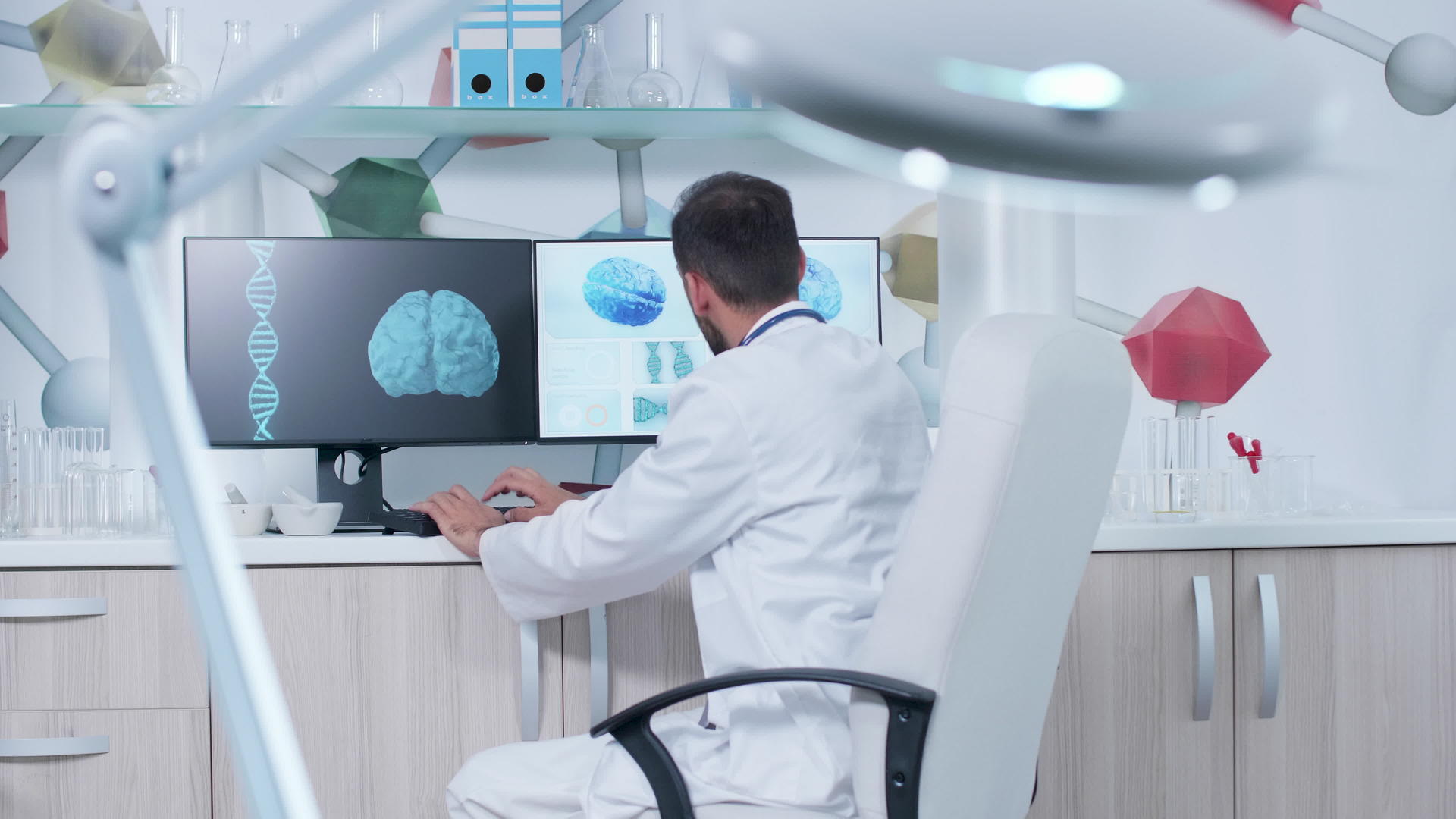 来自现代办公室或研究中心的医生在计算机上工作D脑视频的预览图