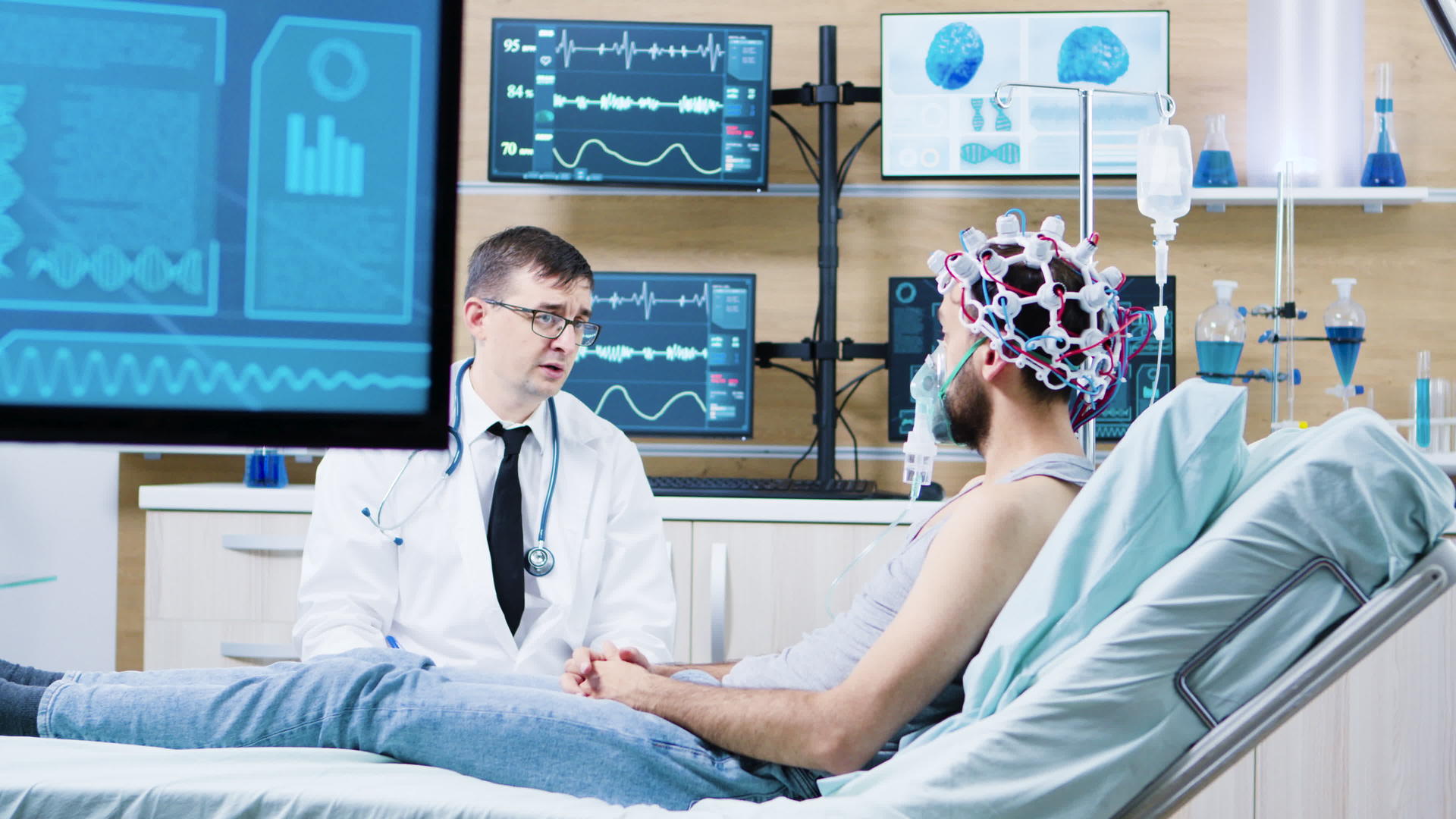 现代神经学中心的医生与患者交谈视频的预览图