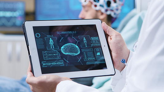 现代克林因科医生持有带有大脑分析的平板电脑视频的预览图