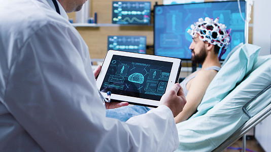 现代健康研究设施中医生手持大脑分析平板电脑视频的预览图