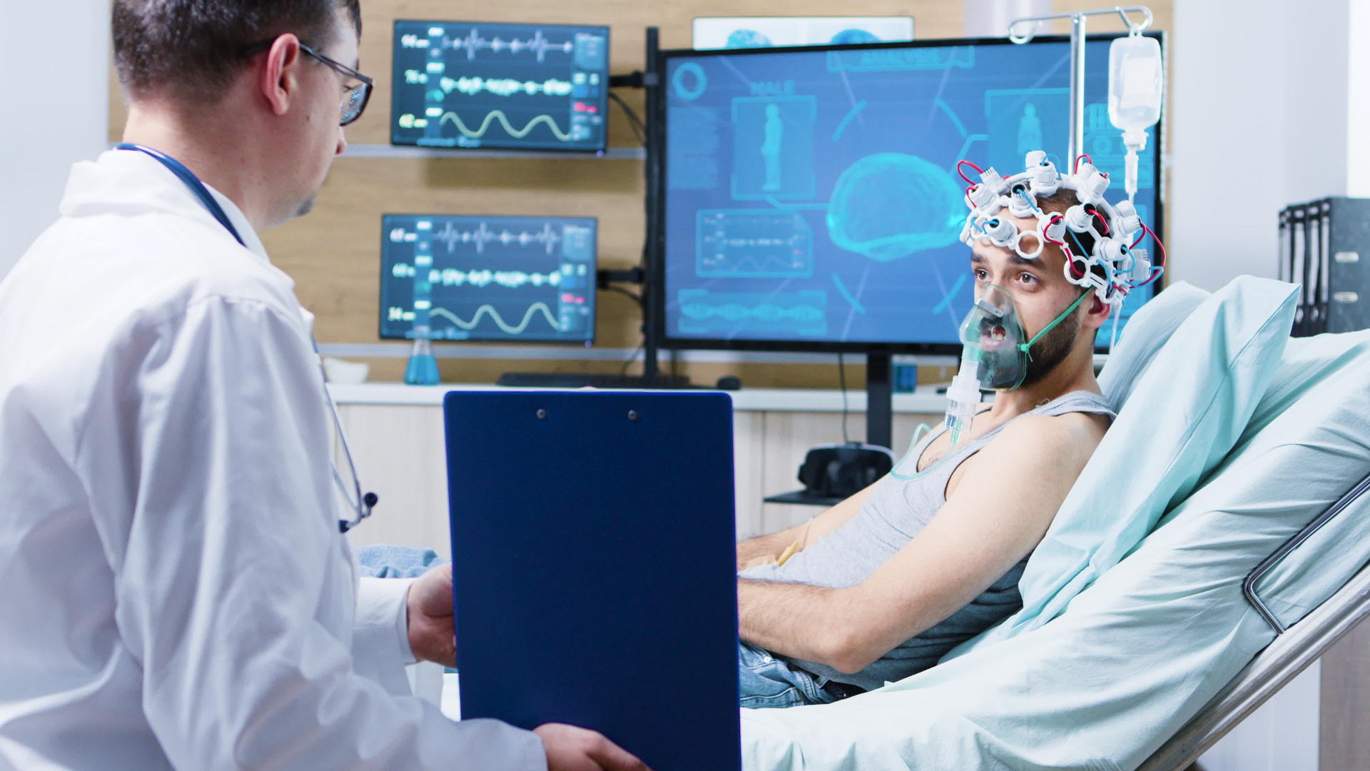 在神经科学中心的一名患者中戴着脑电波扫描耳朵和防毒面具视频的预览图