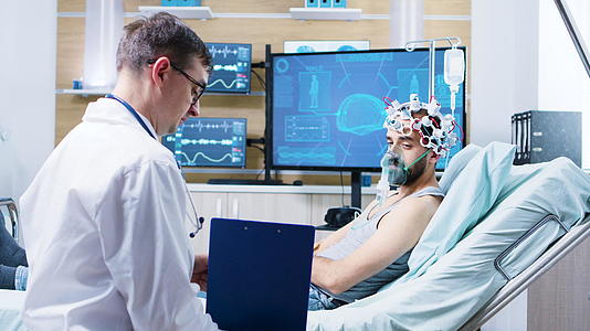 神经学中心的病人戴着脑电波扫描耳机视频的预览图