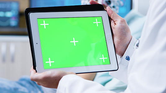 医生在脑研究诊所持有绿屏和绿屏药片视频的预览图