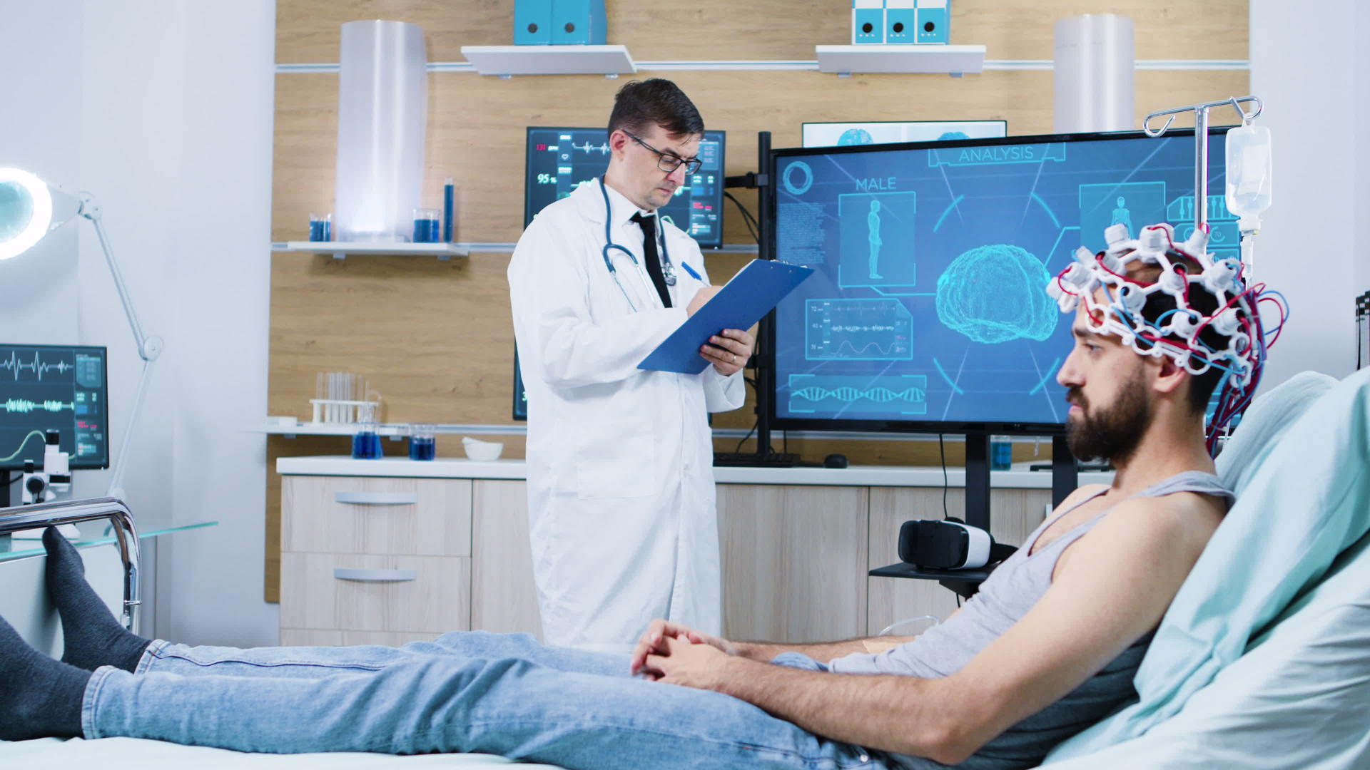 医生分析病人坐在床上和穿着脑扫描仪的病人的情况视频的预览图