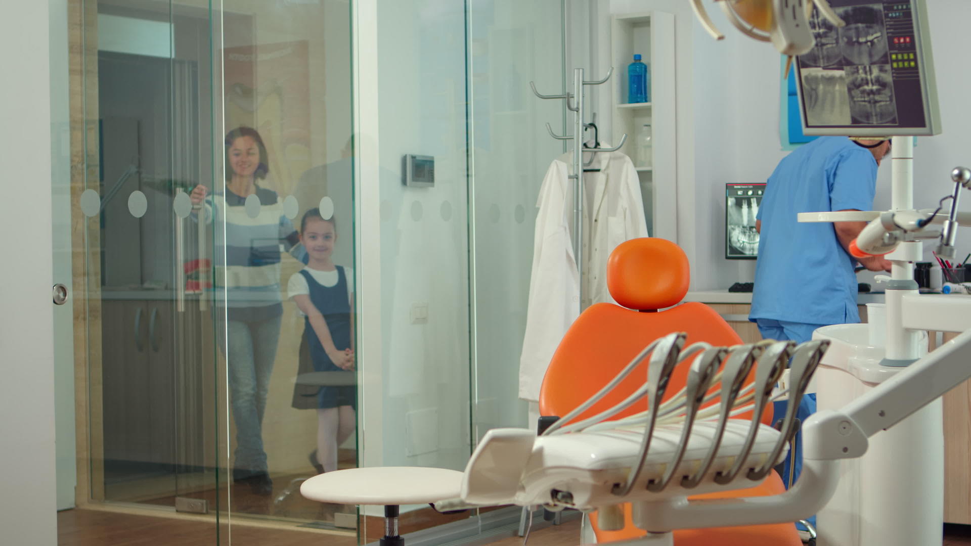 男护士要求儿童患者在牙科诊所就诊视频的预览图
