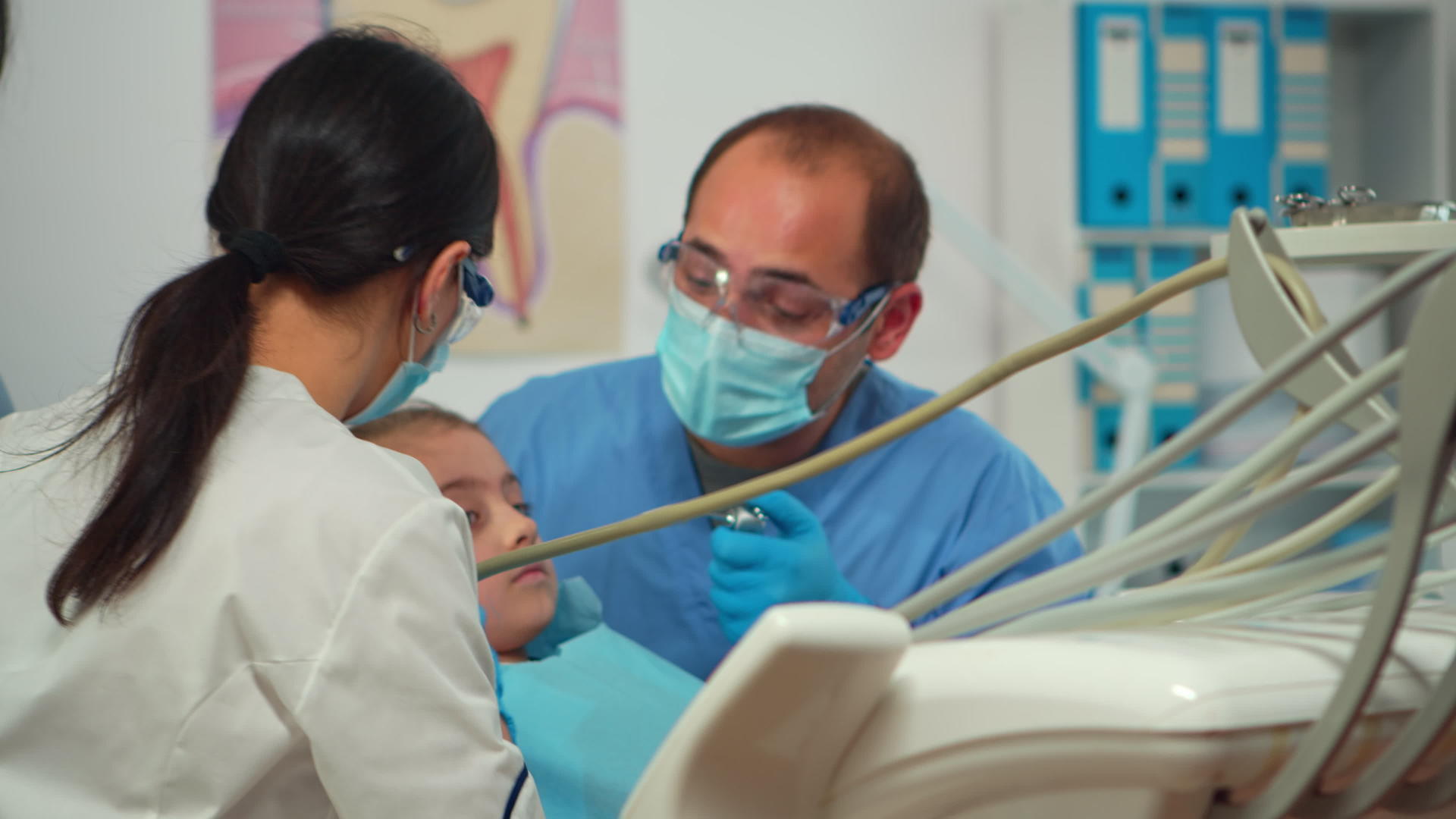 近视儿科牙医和帮助小女孩清洁牙齿视频的预览图