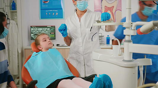 牙科牙医检查小女性患者的镜眼健康视频的预览图