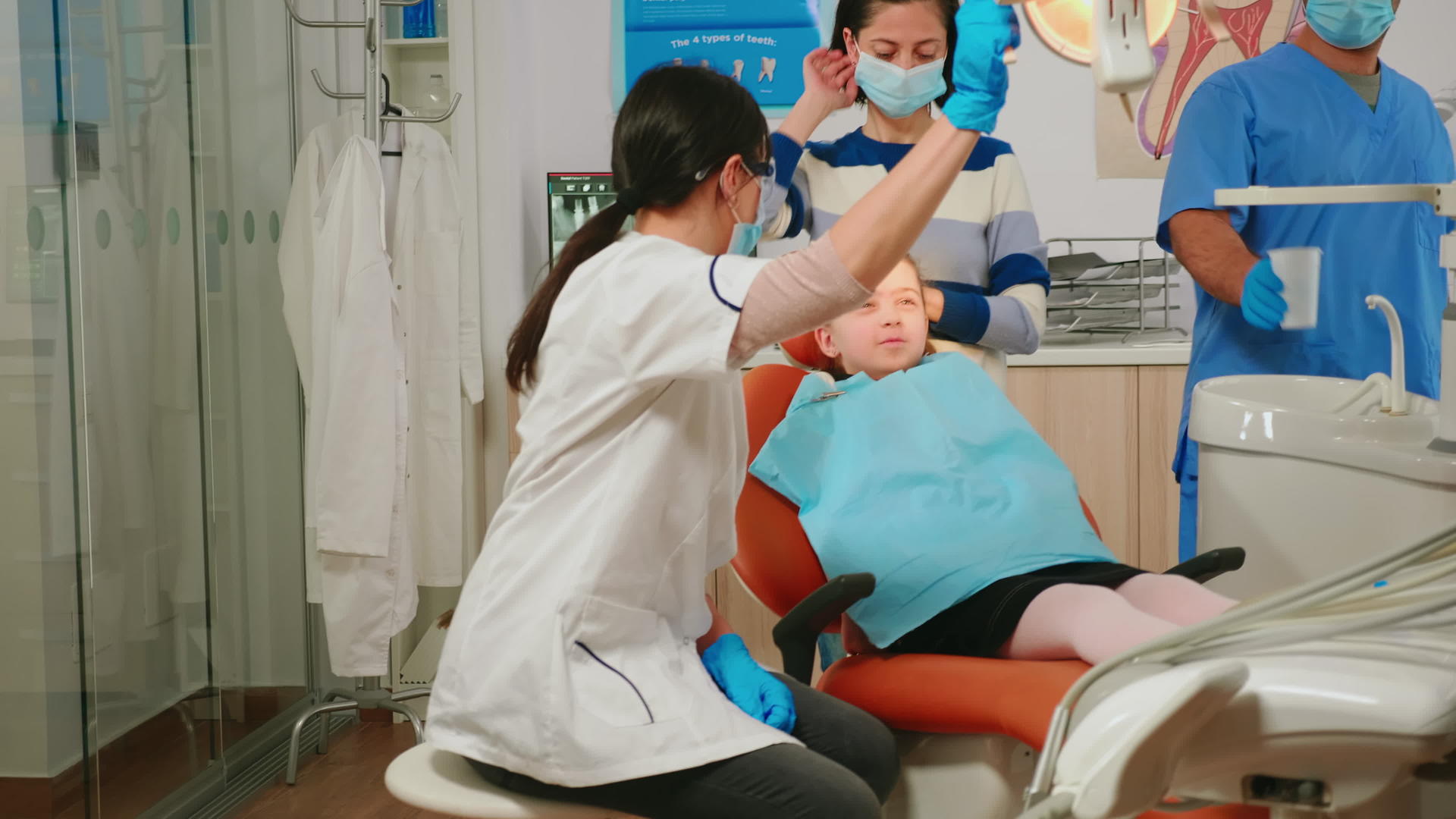 检查小病人的牙科技术人员视频的预览图
