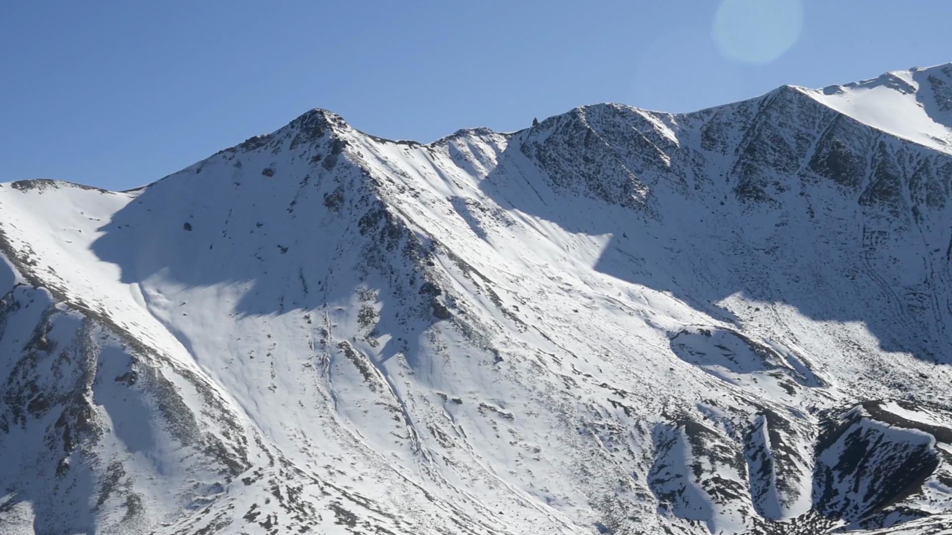 天山雪山冬季雪景视频的预览图