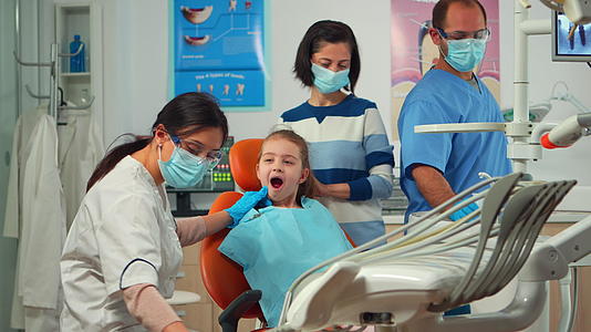 口腔病理学家检查年轻患者的牙齿健康状况视频的预览图