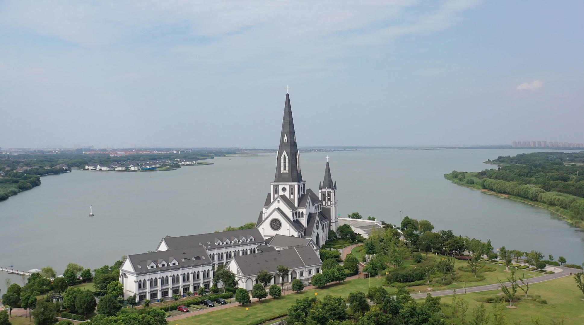 苏州城市风光阳澄湖边的教堂航拍4K视频视频的预览图