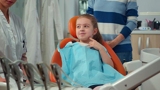 患有牙痛的儿童患者戴比巴与牙医交谈视频的预览图