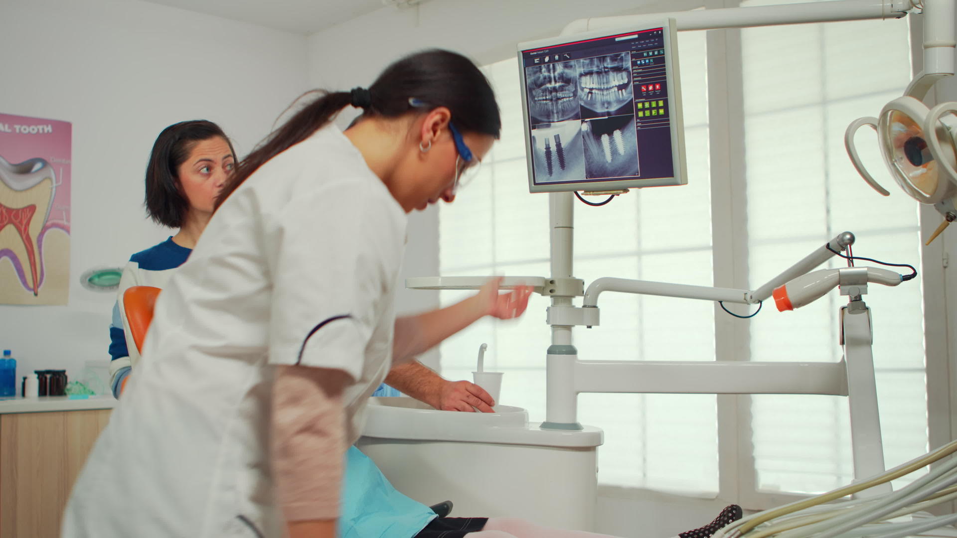 儿科牙医在监测器在监测器的牙齿上视频的预览图