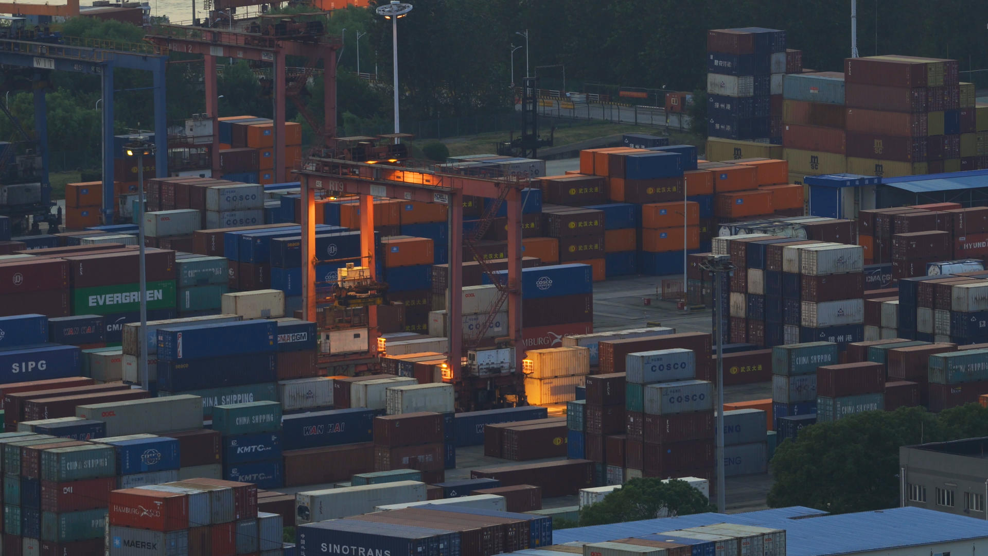 航拍城市夜景码头集装箱物流商品货物4k素材视频的预览图