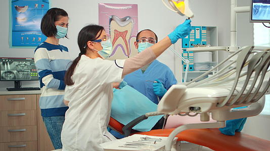 小女病人坐在牙科办公室的口腔病学椅上视频的预览图
