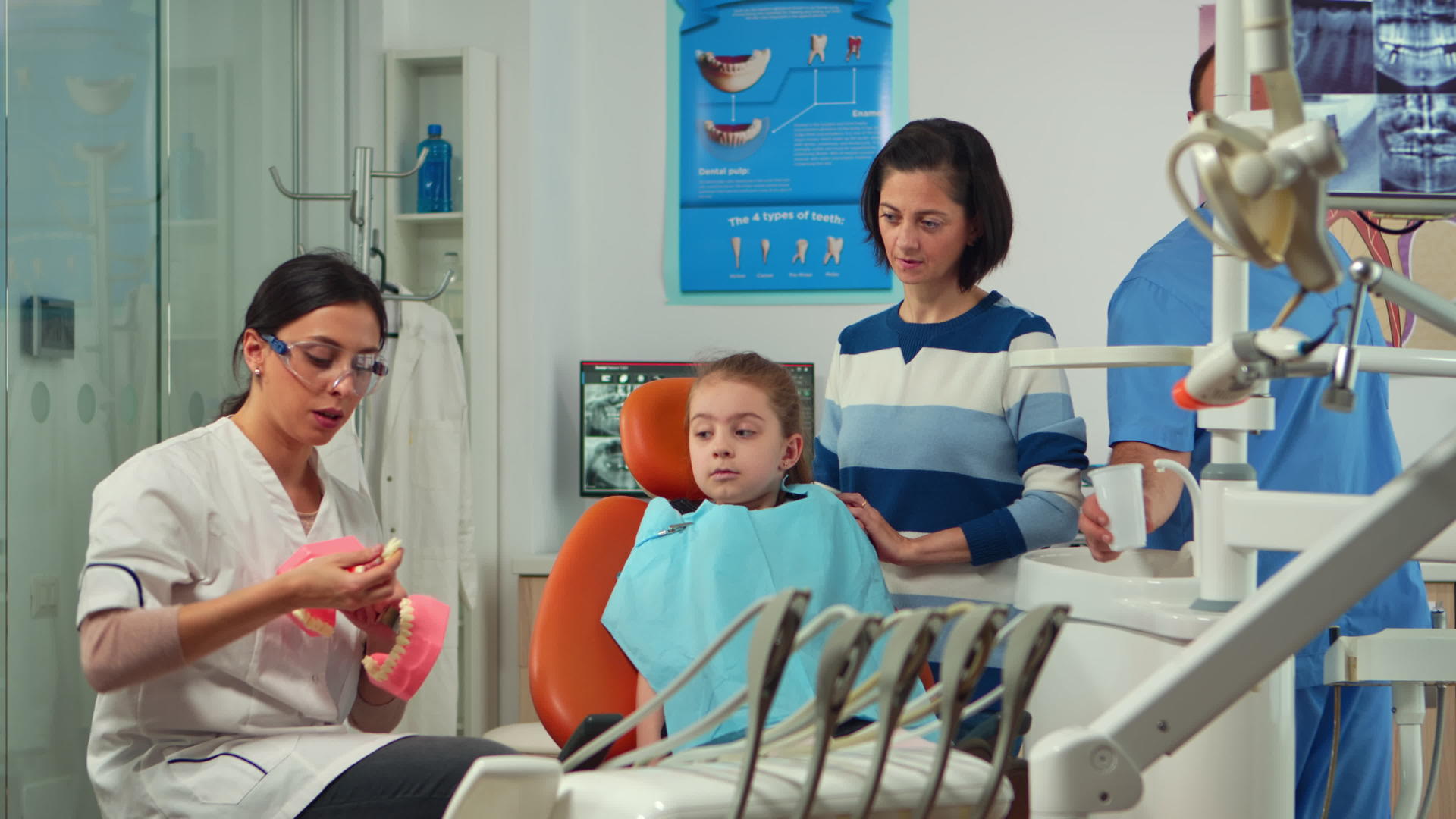 口腔医生向孩子解释说使用牙齿骨骼进行适当的牙齿卫生视频的预览图