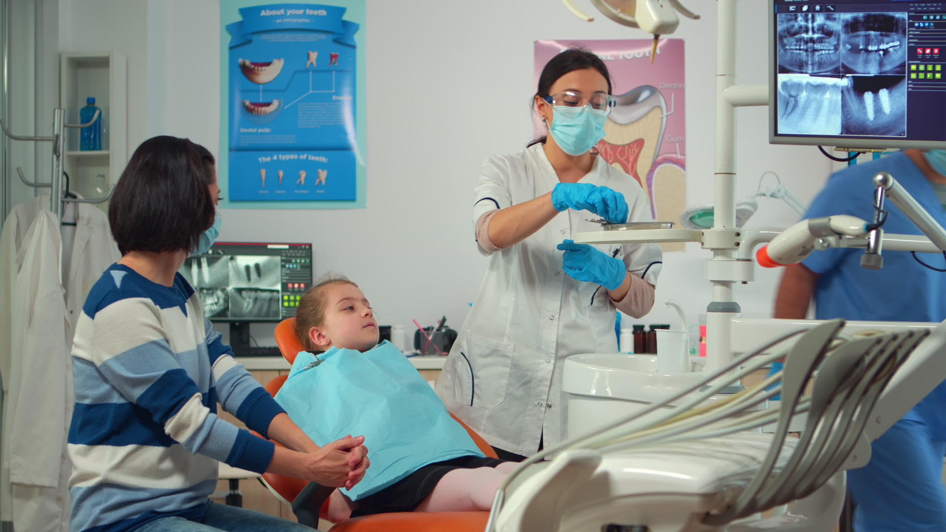 儿科牙科口罩检查一个小女孩的牙科健康视频的预览图