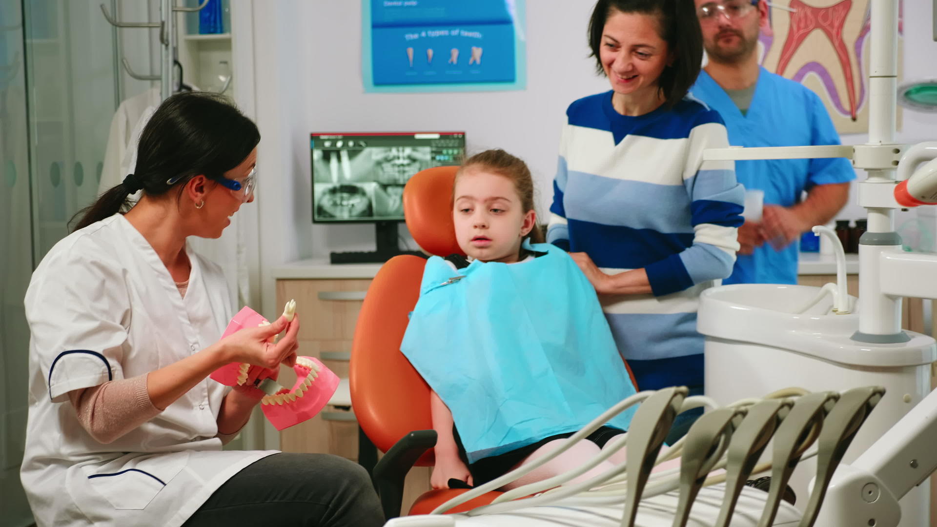 口腔医生向孩子解释说手术使用甲壳虫的石膏模型视频的预览图