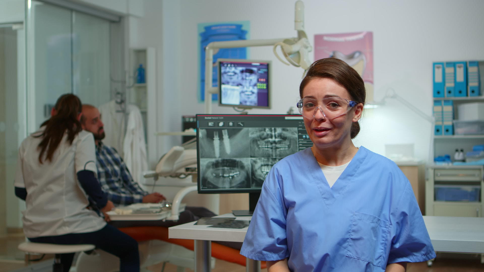 牙医护士与偏远患者讨论口腔卫生问题；和视频的预览图