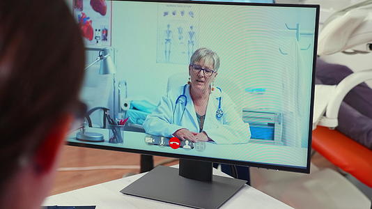 护士在网络摄像头上与高级口腔医生讨论后视线视频的预览图