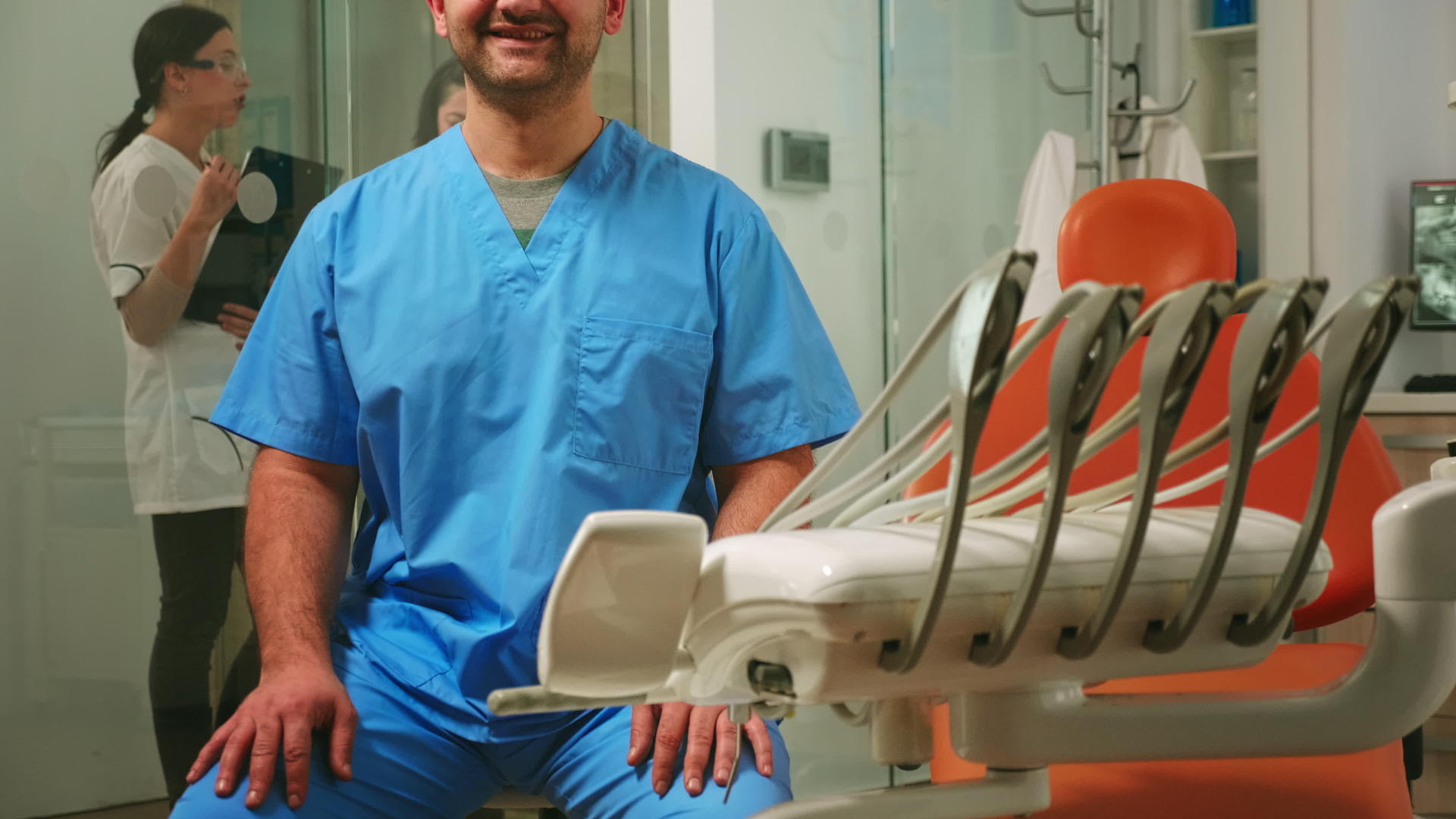 微笑男护士在牙医办公室的肖像视频的预览图