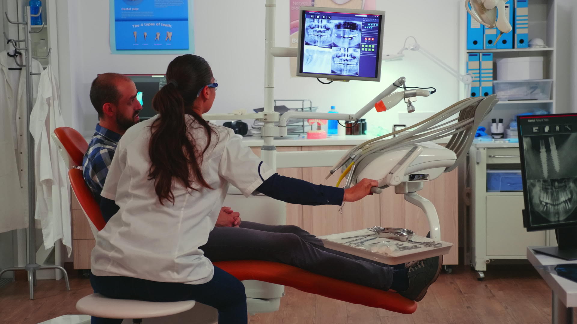 医生用医疗器械检查牙齿的牙齿视频的预览图