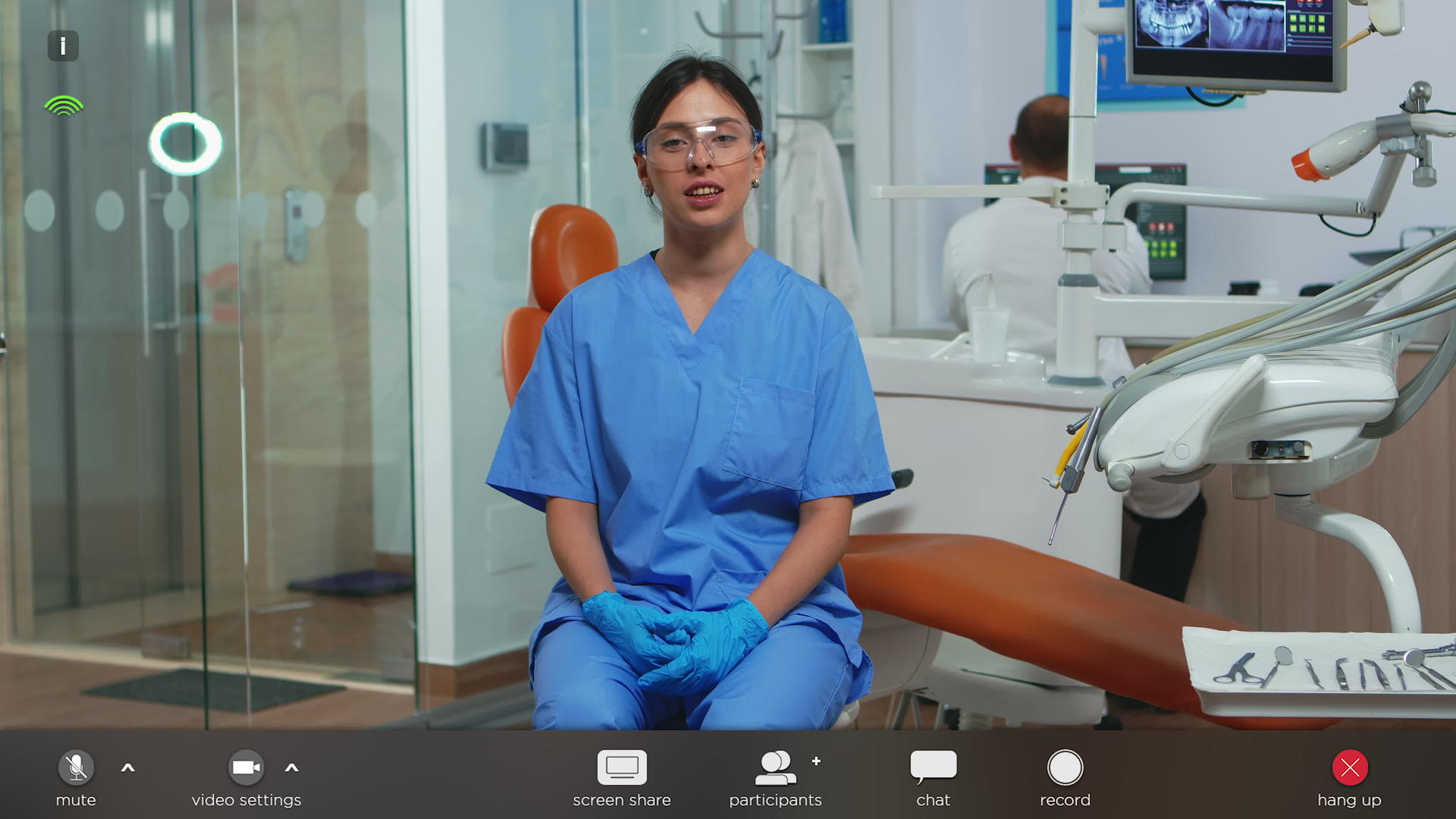 女护士口腔医生在录像机上发言视频的预览图