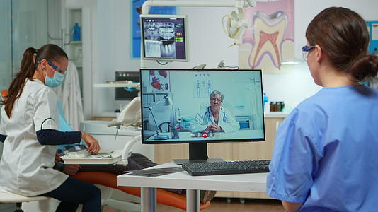 辅助人员与专家生理医生进行视频通话视频的预览图