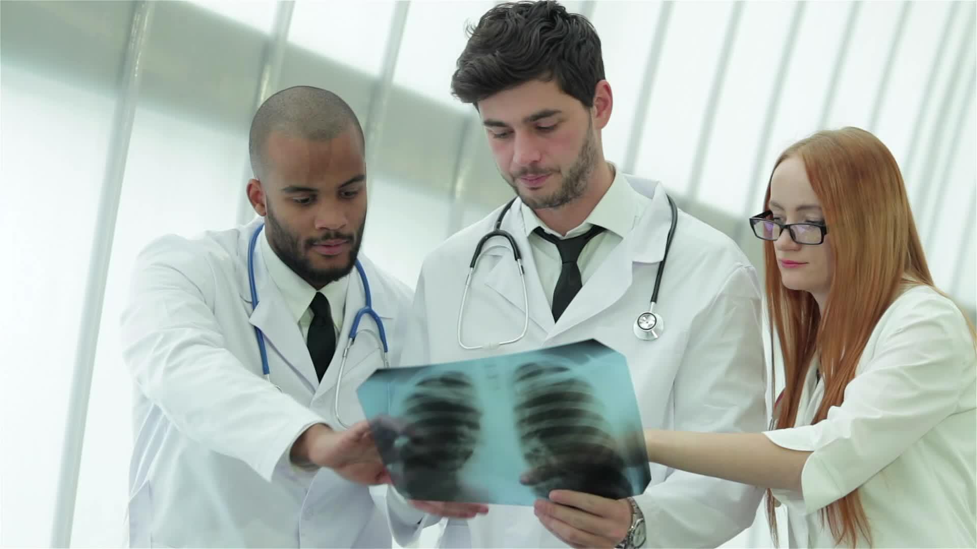 三名自信的医生检查了医院肺部的X光短片视频的预览图