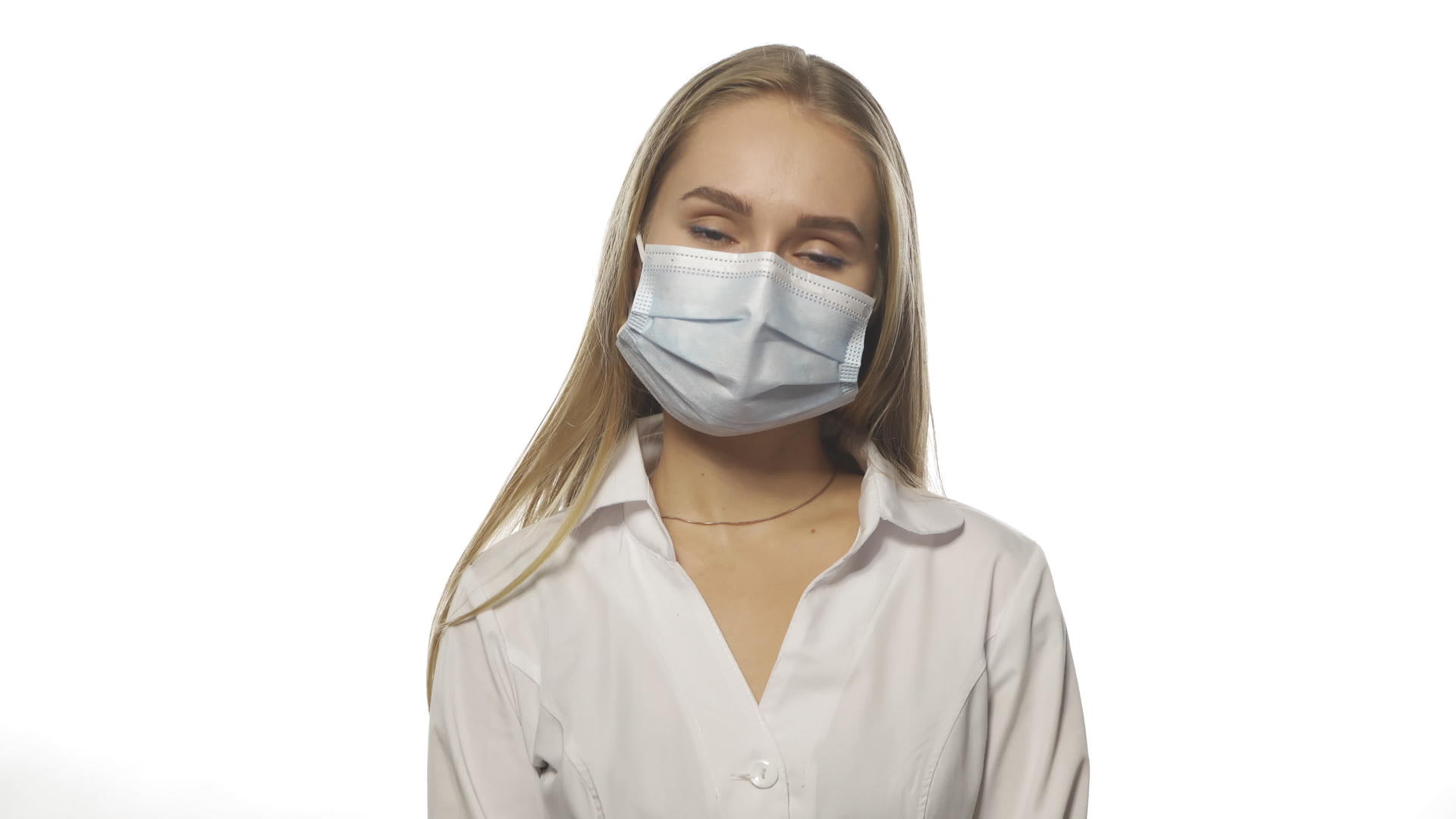 疲惫的护士或粗心的护士穿着防护面具和医疗医院的长袍视频的预览图