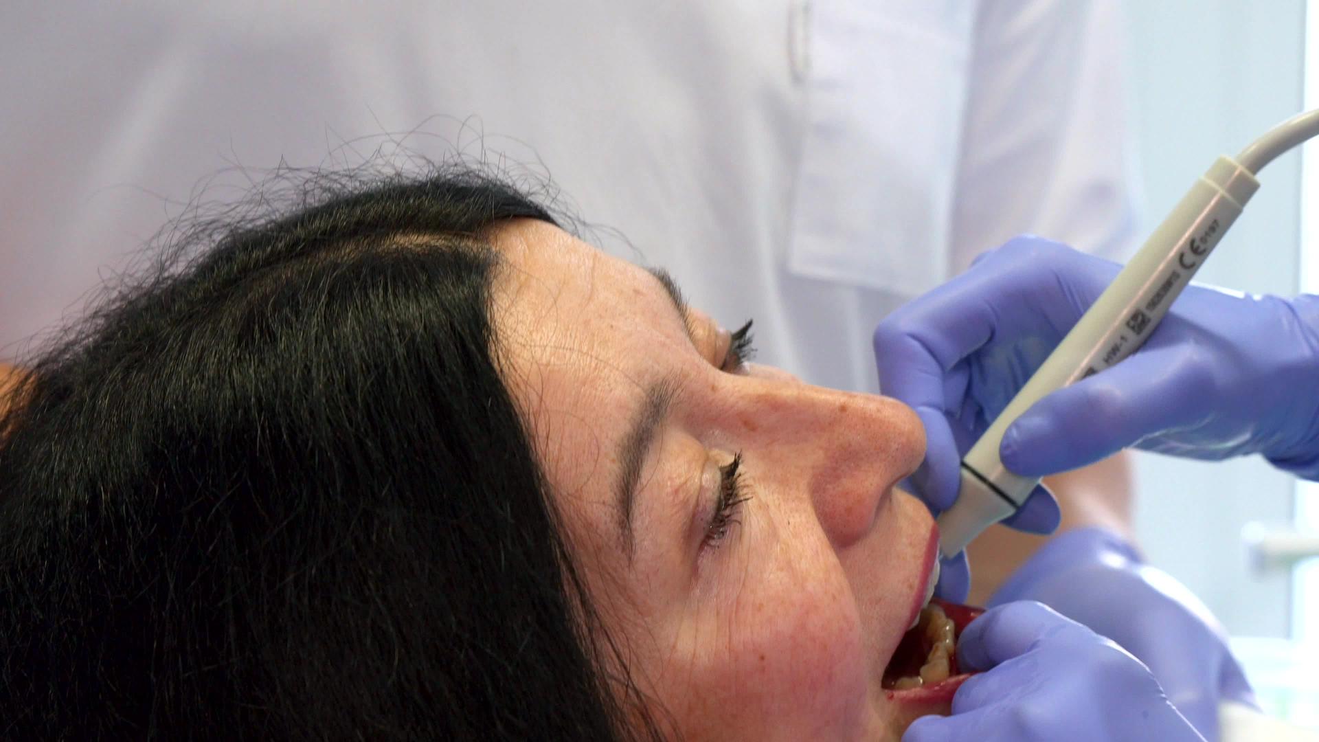 为女性提供超音速牙科牙医假肢视频的预览图