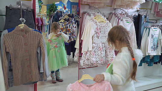 衣服装在婴儿的衣架上视频的预览图