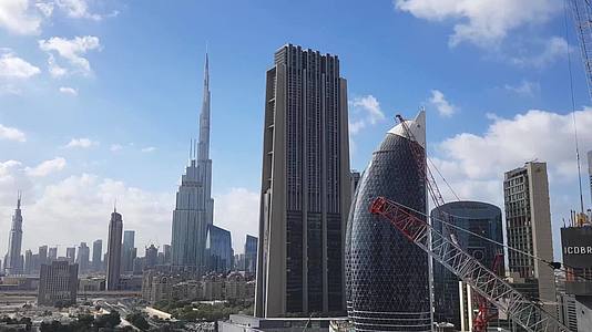 2019年6月14日阿联酋迪拜哈利法塔哈利法塔在蓝天上视频的预览图
