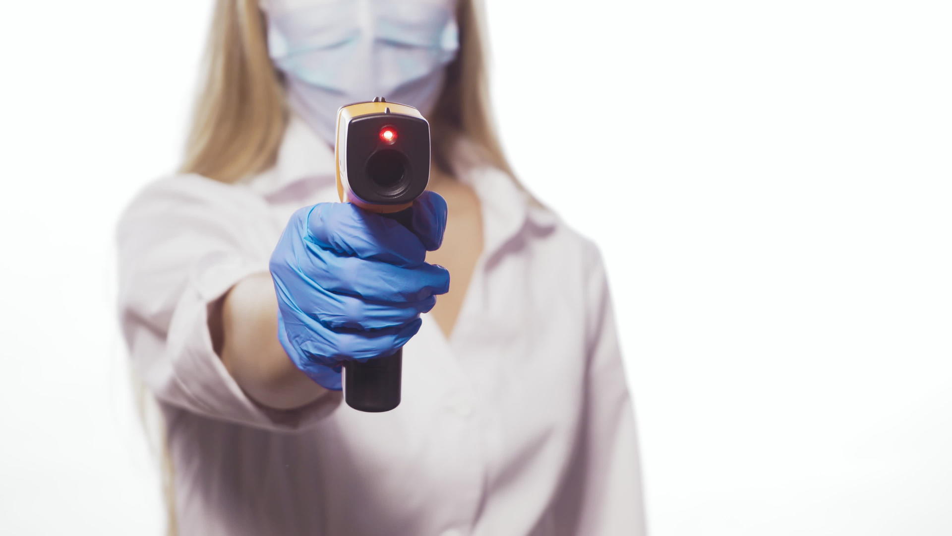 戴着防护面具的护士指着穿着白色医用长袍的相机视频的预览图