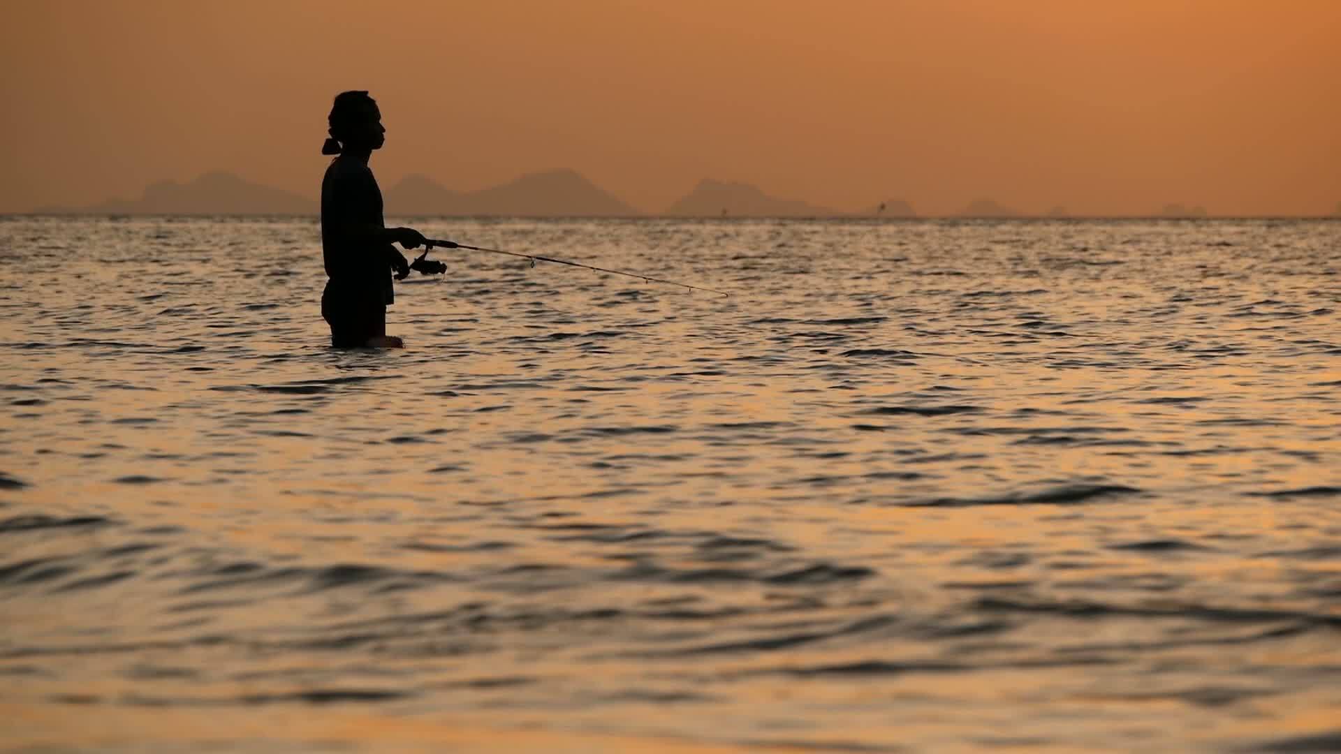 泰国萨穆伊岛渔民于2018年6月23日旋转日落时间视频的预览图