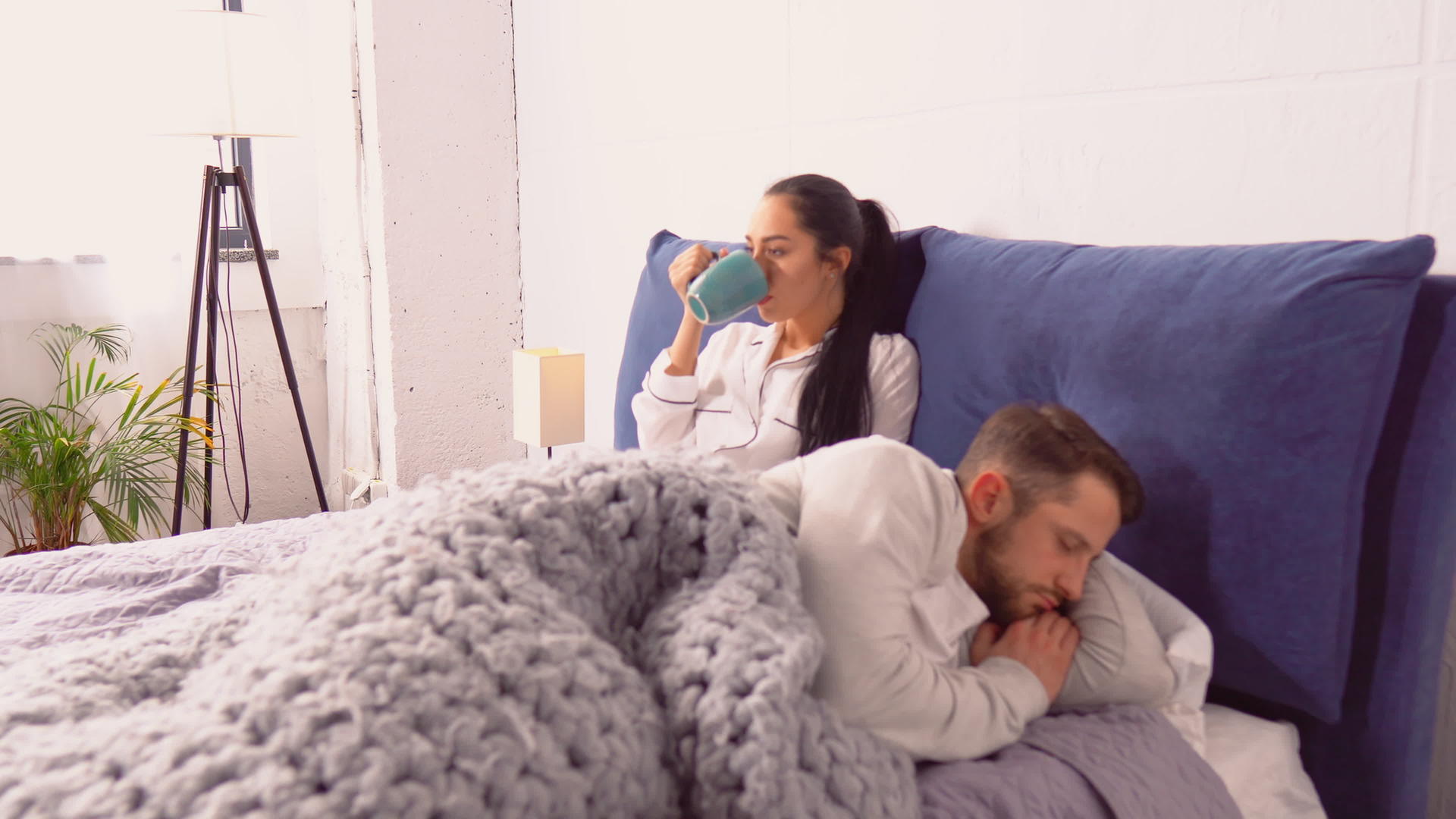 女人早上喝咖啡的时候醒来男朋友喝早咖啡视频的预览图