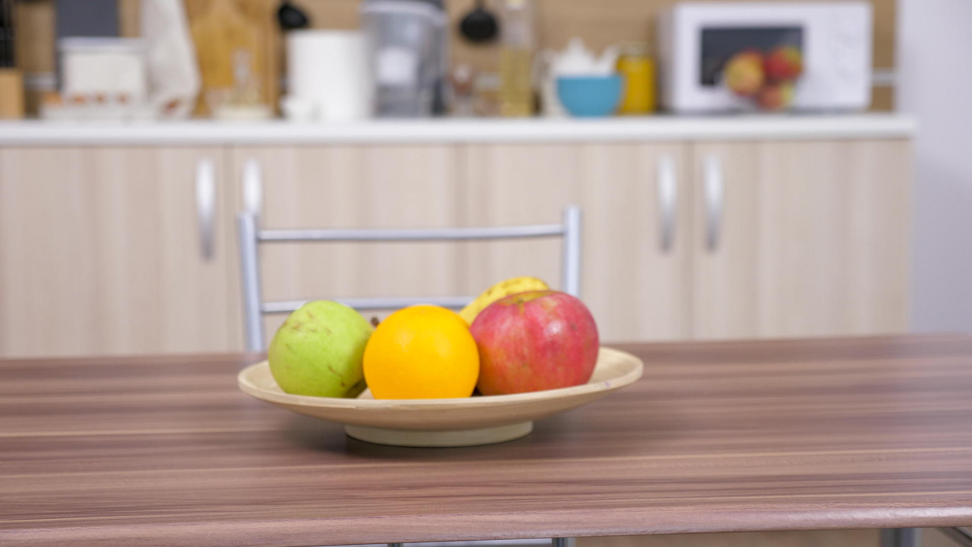 用新鲜的水果在木板上伸展视频的预览图