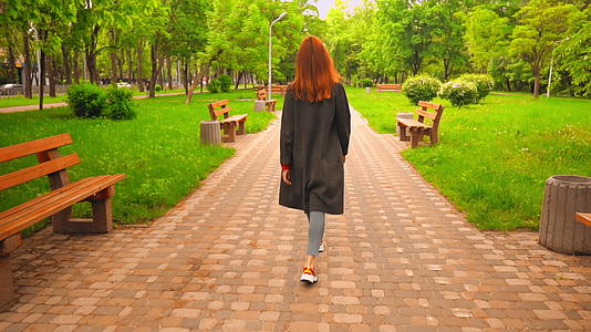 姜女在春天的城市里散步转身流浪街头的生活方式视频的预览图