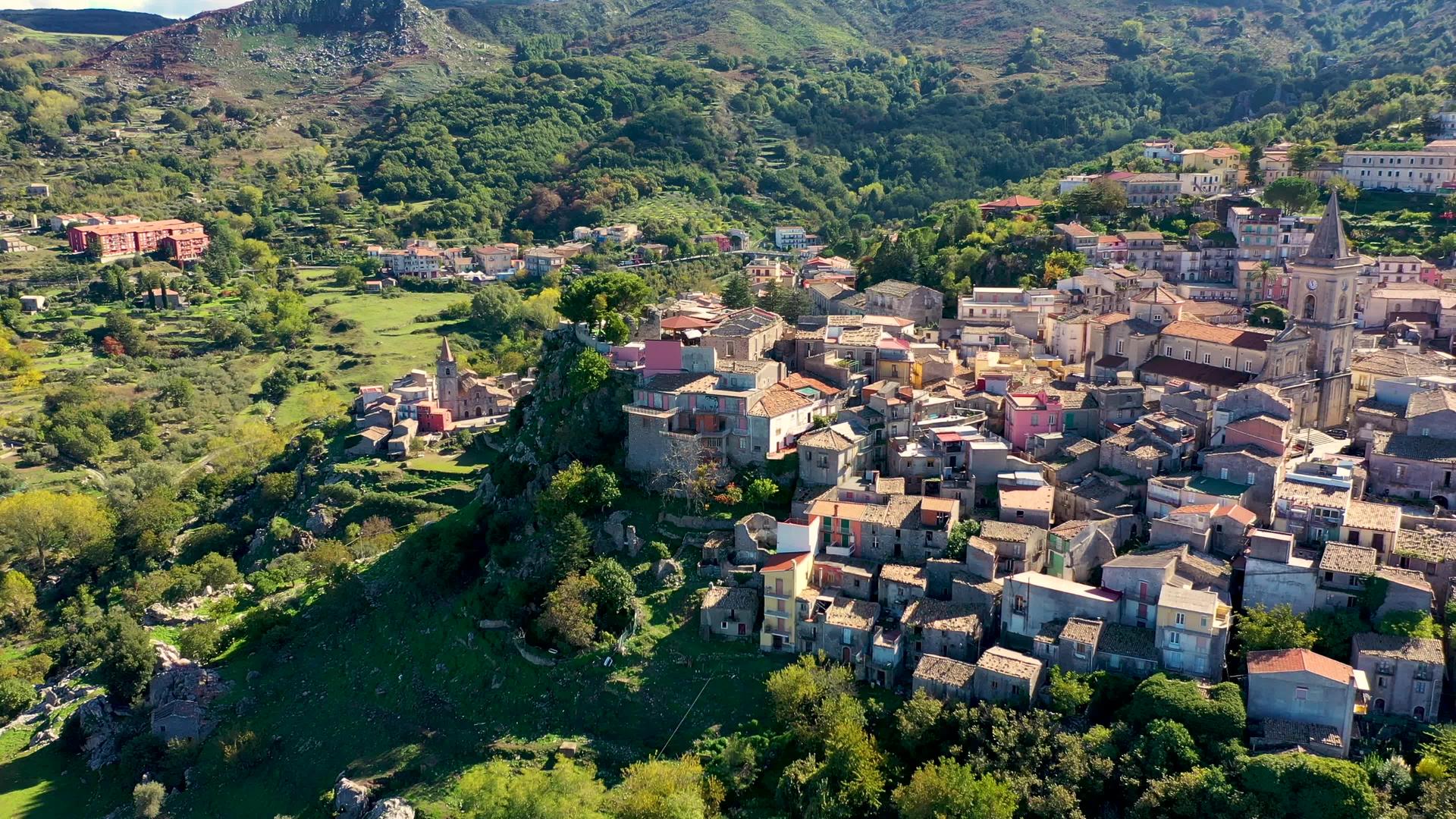 诺瓦拉迪西西里镇令人惊叹的城市景观诺瓦拉迪西西里岛视频的预览图
